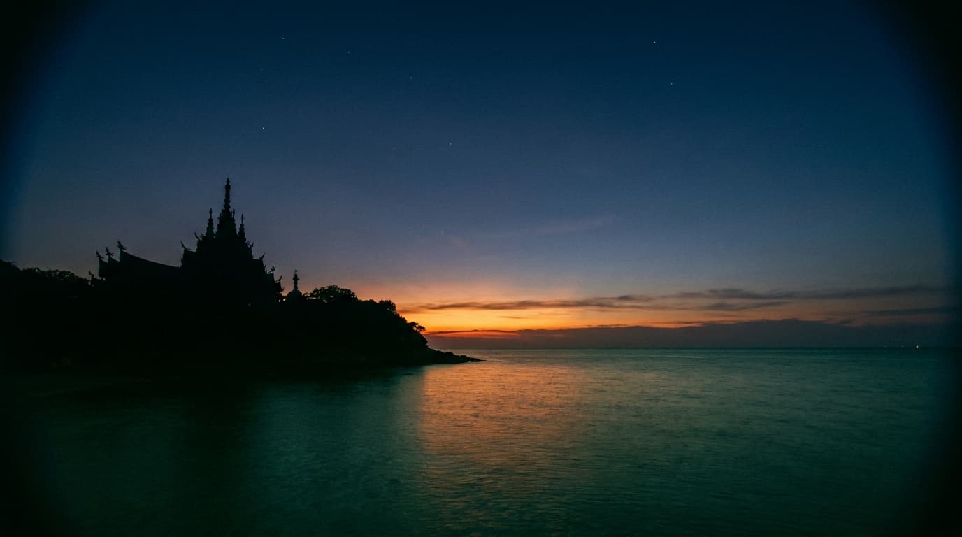 Tempel-Silhouette über dem Meer in der blauen Stunde